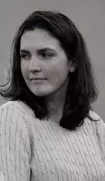 Женщина застрелила своего мужа, подозревая, что он намеревался изнасиловать их маленькую дочь.webp
