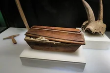 Маленький гробик, извлекли из дверного косяка часовни кафедрального собора Турку.webp